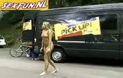 Blonde dame loopt naakt op straat