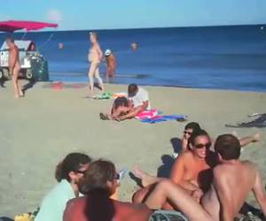 Pijpen en aftrekken op het naakt strand