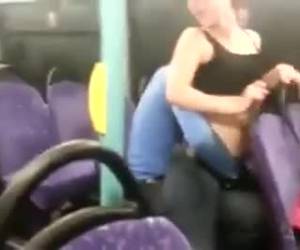 Schots tienermeisje gevingerd in een volle bus