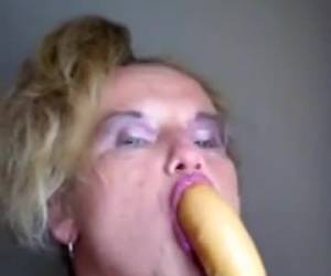 Kinky oma kan een geil kunstje met een dildo