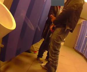 Homo staat te rukken in goed bezocht openbaar toilet