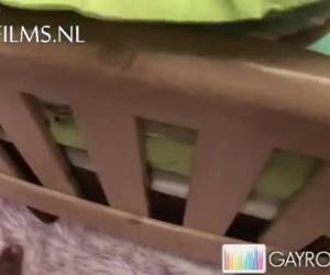 Met pijn en moeite laat hij zijn anus neuken door de grote negerlul