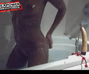 Ebony meisje mastubeerd in bad voor de webcam